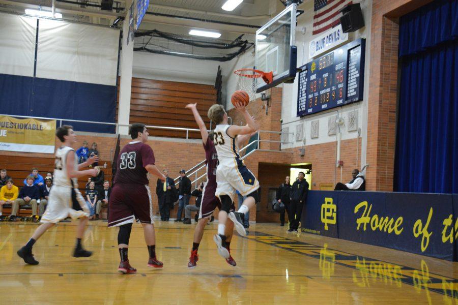 Boys basketball falls to Mount Clemens, 61-43