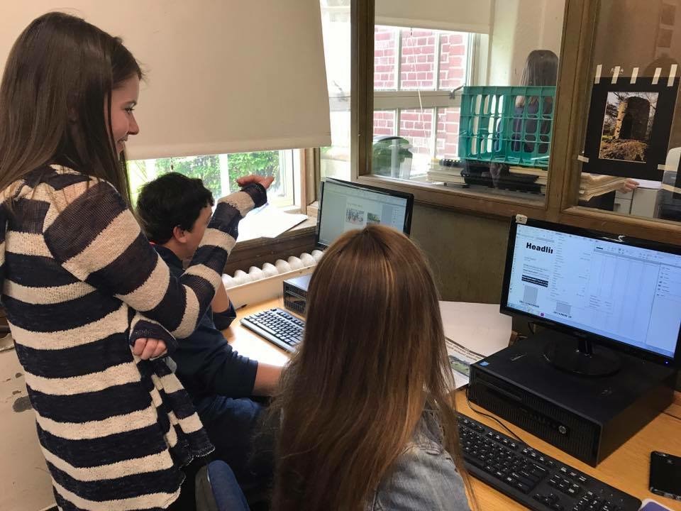 Liz Bigham 18 mentoring page editors during the honors journalism issue. 