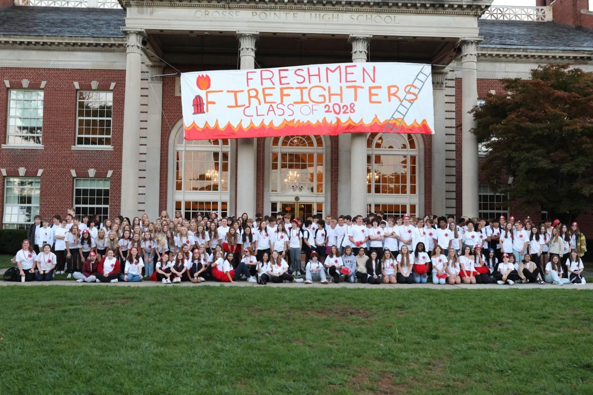 The entire class of 2028 gets together in front of Clemenson Hall for a picture on the front lawn with their banner.