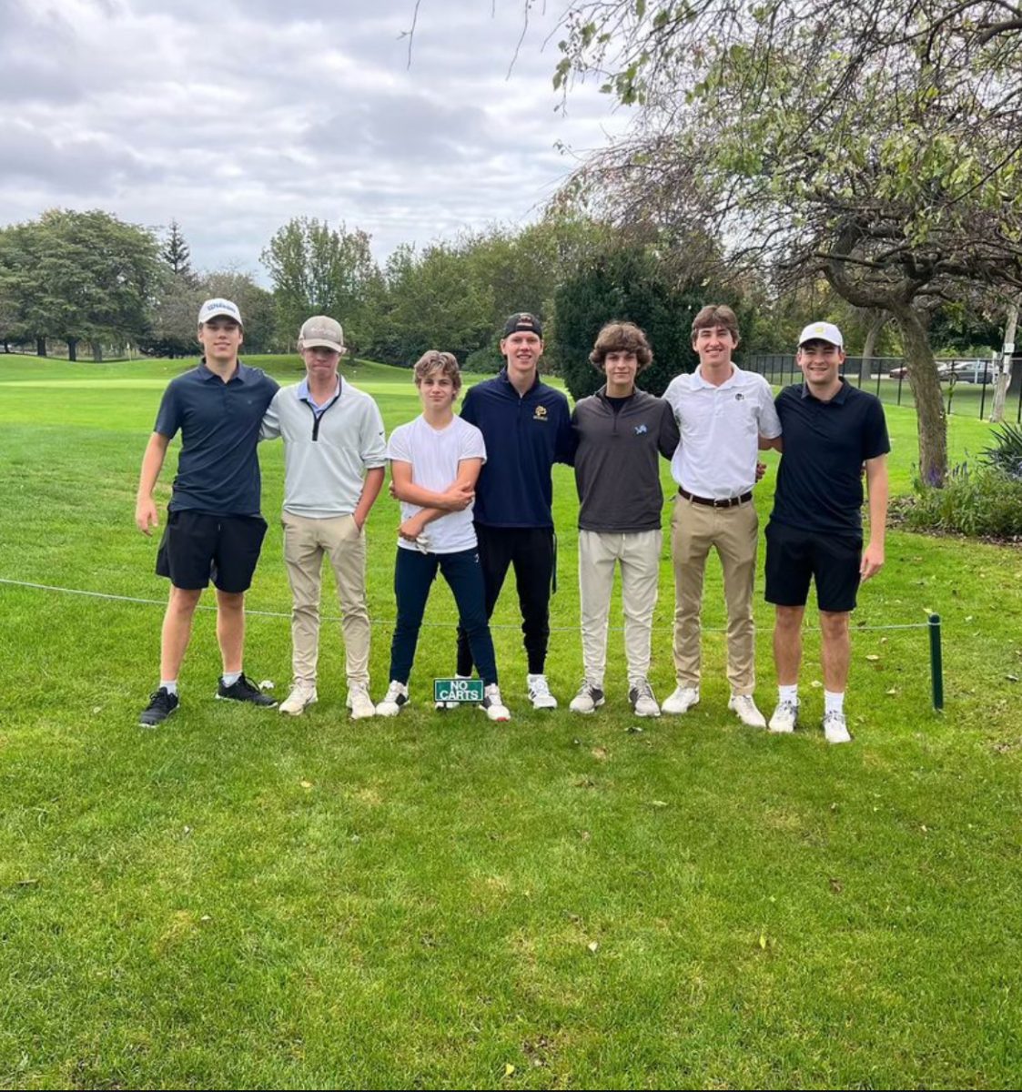 Club members, George Finger ‘25, Tony Pilutti ‘25, Lucas Bower ‘25, Luca Parlangeli ‘25, Marty Wayman ‘28, and Jack Babcock ‘28 after the first day on the course. (Photo courtesy of Luca Parlangeli '25)