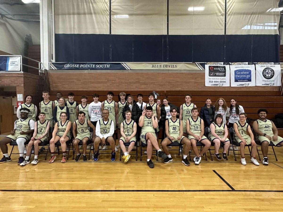 The unified basketball team all gets together for a team picture before they win their game. Photo courtesy of Evelyn Smith '25.