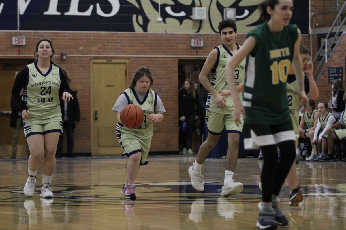 Ava Griesbeck ’24 dribbling the basketball down the court during a Unified Basketball game in 2023.