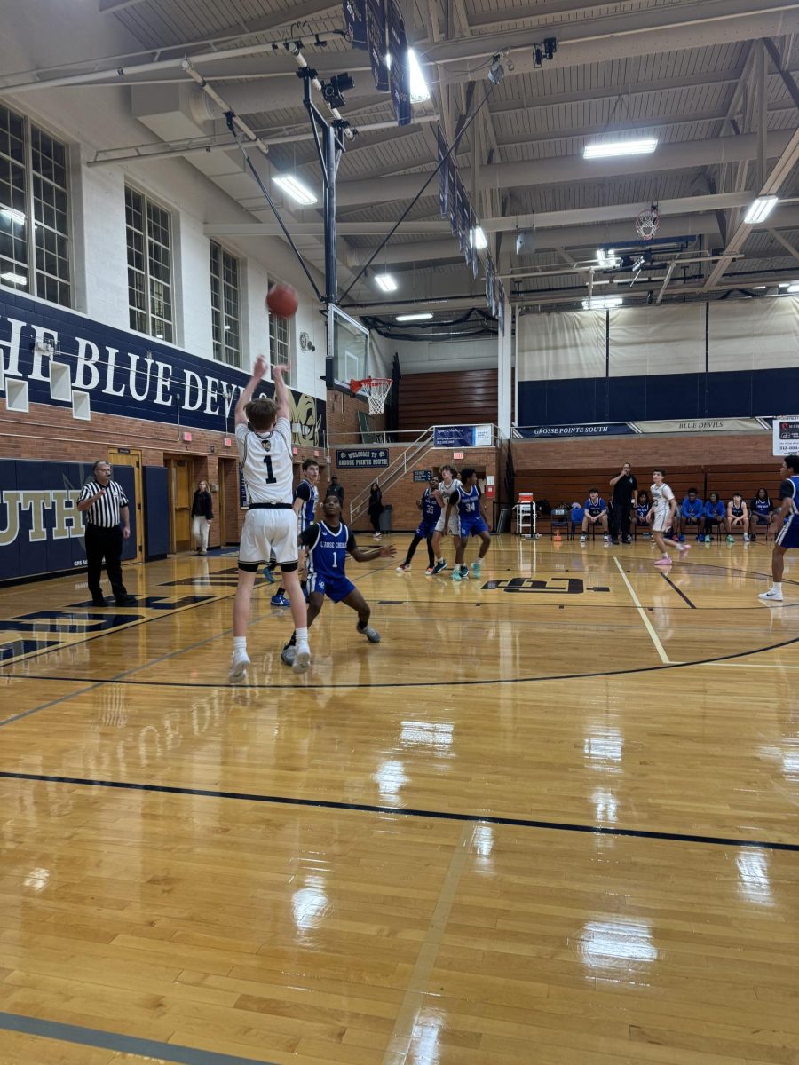 Samuel Steinhebel ’27 shoots from the three point line.